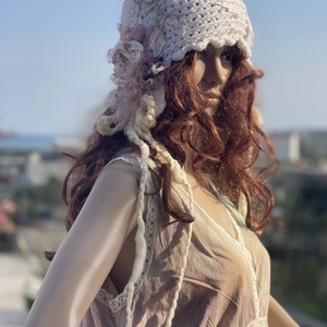 Caciula crosetata de toamna iarna  cu broderii si aplicatii florale Autumn Love - îmbrăcăminte și modă - eșarfe, pălării, fularuri - căciulă - Artynos.ro