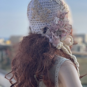 Caciula crosetata de toamna iarna  cu broderii si aplicatii florale Autumn Love - îmbrăcăminte și modă - eșarfe, pălării, fularuri - căciulă - Artynos.ro