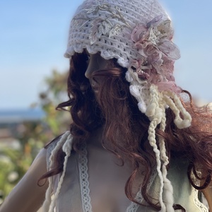 Caciula crosetata de toamna iarna  cu broderii si aplicatii florale Autumn Love - îmbrăcăminte și modă - eșarfe, pălării, fularuri - căciulă - Artynos.ro