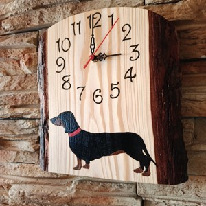 Ceas de perete din lemn cu câine dachshund -  - Artynos.ro