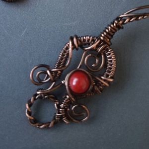 Bratara unicat din sarma de cupru emailat Smokey Quartz si margele de coral rosu - Artynos.ro