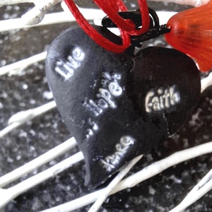 Inima neagra din lut polimeric si floare rosie de plexiglax - bijuterii - coliere - coliere cu pandantive - Artynos.ro