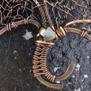 Medalion din cupru Frunza de Ginkgo Biloba si cristal Swarovski biconic verde oliv - bijuterii - coliere - pandativ - Artynos.ro
