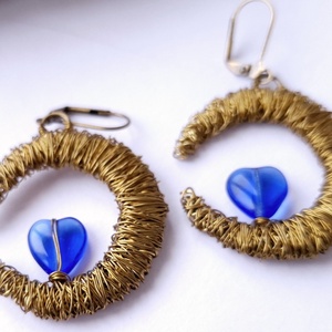 Cercei semiluna impletiti din sarma de bronz cu inimi de sticla albastru cobalt, Bijuterii, Cercei, Cercei agatati, Confectionarea bijuteriilor, Giuvaergiu, ARTYNOS