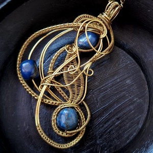 Medalion unicat impletit din sarma de bronz cu pietre semipretioase lapis lazuli - Artynos.ro