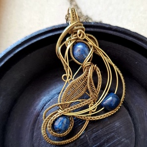 Medalion unicat impletit din sarma de bronz cu pietre semipretioase lapis lazuli - bijuterii - coliere - pandative - Artynos.ro