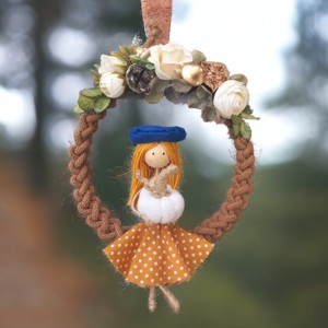 Decorațiune de toamnă pentru ușă din macramé � Fată elegantă cu pălărie, decorată cu dovleci și flori -  - Artynos.ro