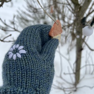 Mănuși din lână tricotate manual, cu flori brodate (mărime S-M) - îmbrăcăminte și modă - eșarfe, pălării, fularuri - mănușă - Artynos.ro