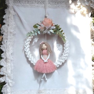 Decorațiune de perete de primăvară - păpușă macramé cu flori - casă & stil de viață - decorațiuni de casă - decorațiuni de pereți - decor de pereți, macrame - Artynos.ro