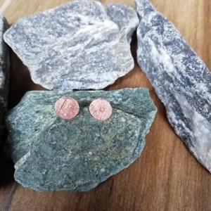 Cercei minimaliști cu mini cercuri din cupru - bijuterii - cercei hoops - Artynos.ro Cercei minimaliști cu mini cercuri din cupru - bijuterii - cercei hoops - Artynos.ro