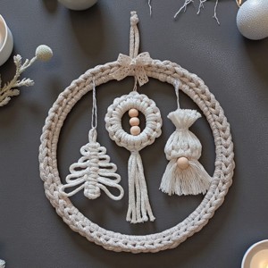 Decor de perete de Crăciun bej strălucitor cu pin macramé și gnom -  - Artynos.ro Decor de perete de Crăciun bej strălucitor cu pin macramé și gnom -  - Artynos.ro