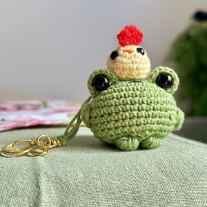 Broscuța hazlie - genți și portofele - accesorii genți - breloc - Artynos.ro