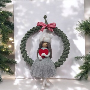 Decorațiuni de iarnă pentru ușă, păpușă macramé cu inimă roșie și pălărie -  - Artynos.ro