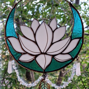 Lotus prinzator de soare in ceasca de luna albastra - Artynos.ro