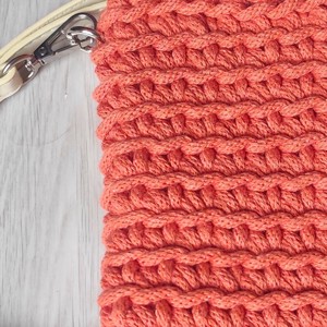 Suport de telefon croșetat în culori la alegere - curea transversală pentru telefoane mobile - genți și portofele - portofele, huse, suporturi - husă telefon - Artynos.ro