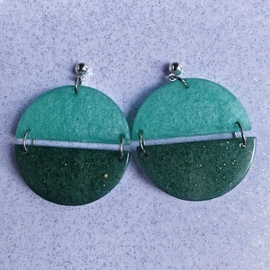 Cercei handmade din rasina in tonuri de verde - bijuterii - cercei - cercei agățați - Artynos.ro