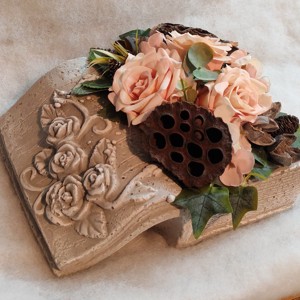 Cartea amintirilor � obiect decorativ funerar unic din beton, cu aranjament floral -  - Artynos.ro