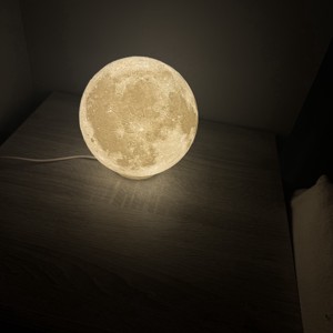 Lampa Luna – Iluminat ambiental realist in forma de luna / Lampa de birou (15 cm) USB, , , Lampa Luna – Adu Luna in camera ta! Imagineaza-ti cum, seara, aceasta lampa frumoasa si detaliata i..., ARTYNOS