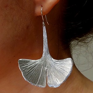 Cercei speciali GINGKO BILOBA din aluminiu - bijuterii - cercei lungi - Artynos.ro Cercei speciali GINGKO BILOBA din aluminiu - bijuterii - cercei lungi - Artynos.ro