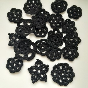 Flori croșetate negre - 22 bucăți / pachet -  - Artynos.ro