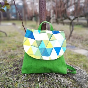 Rucsac verde cu model triunghiular, , , Am realizat acest rucsac dintr-o panza decorativa cu model si in culori uni. Are doua inchizatori m..., ARTYNOS