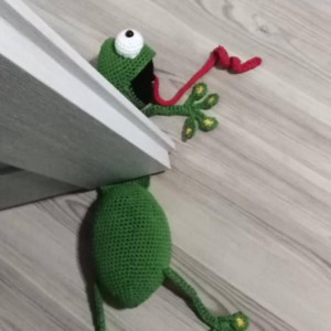 Broscuță doortop - jucării și echipamente pentru copii - plușuri - broască de pluș - Artynos.ro