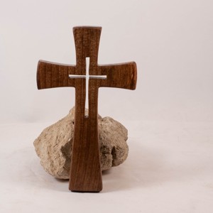 Cruce din lemn modelată, cruce de perete -  - Artynos.ro