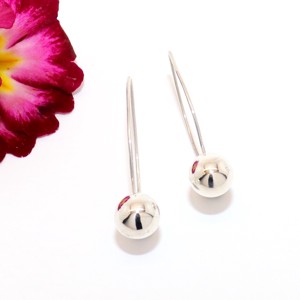 Pereche de cercei de dama din argint cu bila (EF.108), , , - Greutate: 3,02 g
- Dimensiuni: inaltime totala 38 mm, diametru sfera 9 mm
- Material: argint (925..., ARTYNOS