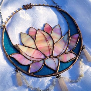 Suncatcher Rose-lotus cu cuarț mango și calcit -  - Artynos.ro