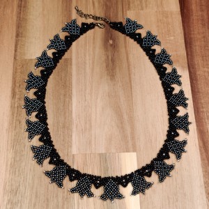 Colier cu lalele (hematite) - bijuterii - coliere - coliere cu mărgele - Artynos.ro