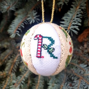 Ornament pom de Craciun cu monograma - Artynos.ro