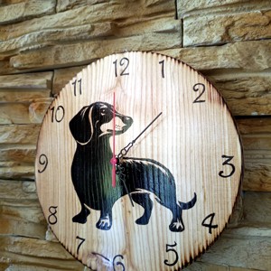 Ceas de perete din larice cu diametrul de 30 cm cu teckel -  - Artynos.ro