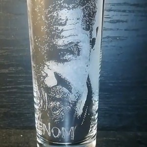 Pahar de sticlă cu modelul lui Venom și Eddie Brock (Tom Hardy)  -  - Artynos.ro