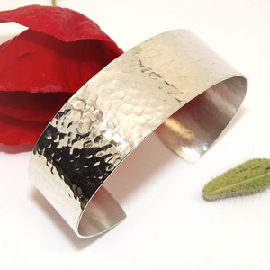 Bratara de argint plata, lata, martelata, pentru femei sau barbati (EK.018), , , - Greutate: 33,61 g
- Latime: 24 mm
- Material: argint (925)
- Produs realizat manual
- La comanda,..., ARTYNOS