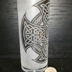 Pahar cu model de cruce celtică  -  - Artynos.ro