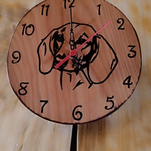 Ceas din lemn cu câine dachshund -  - Artynos.ro