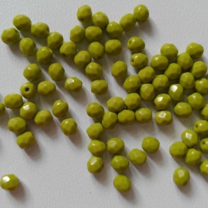 Margele cehe fatetate din sticla - 4mm - 100 buc / pachet - verde masliniu, , , ARTYNOS