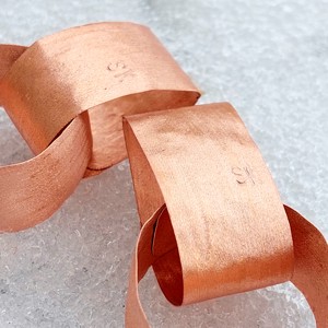 Cercei cu design din cupru - bijuterii - cercei hoops - Artynos.ro Cercei cu design din cupru - bijuterii - cercei hoops - Artynos.ro