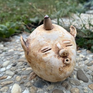 Suport de tămâie troll din ceramică realizat manual - cap de spiriduș special, decorațiuni pentru casă vrăjitoare și boemă -  - Artynos.ro