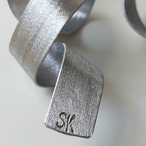 Cercei cu nod ASZIMMETRIC din aluminiu -  - Artynos.ro Cercei cu nod ASZIMMETRIC din aluminiu -  - Artynos.ro