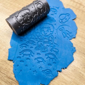 Cilindru de modelare cu tematica spatiala – Pentru modelarea plastilinei si a produselor de patiserie – Imprimat 3D, , , Rola de modelare cu tematica spatiala pentru plastilina si aluatPorneste intr-o aventura spatiala c..., ARTYNOS