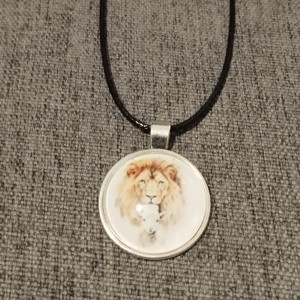 Colier din sticlă Lens cu motiv de leu și miel -  - Artynos.ro