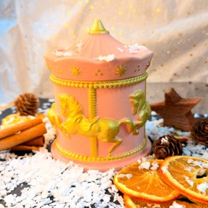 Lumânare parfumată într-un borcan în formă de carusel -  - Artynos.ro