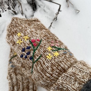 Mănuși unice, brodate manual, din lână și mohair � Grădina de flori de iarnă - îmbrăcăminte și modă - eșarfe, pălării, fularuri - mănușă - Artynos.ro