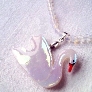 Pandantiv lebada alba pe colier moonstone-opalit, Bijuterii, Coliere, Pandative, , ARTYNOS