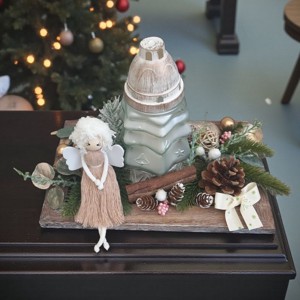 Piesă centrală de Crăciun în aer liber - macramé cu înger, lumânare și culori naturale cu sclipici auriu - crăciun - decorațiuni de crăciun de casă - decor pentru masă de crăciun - Artynos.ro