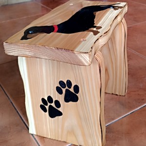 Taburet unic din lemn cu câine dachshund -  - Artynos.ro