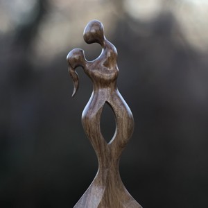 Tu și cu mine - Statuie de nuc -  - Artynos.ro