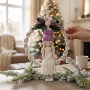Păpușă Macrame cu capac violet - decorare de perete de Crăciun în rochie de fir de aur - crăciun - decorațiuni de crăciun de casă - Artynos.ro