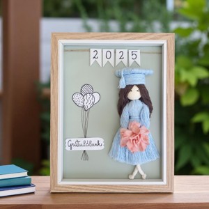 Cadou de absolvire - Păpușă macramé personalizabilă în cadru 3D -  - Artynos.ro